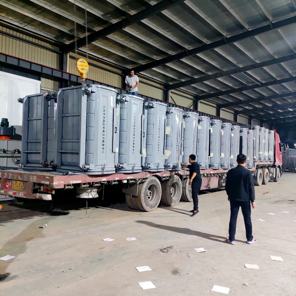 勾臂垃圾箱裝車準備發貨，目的地山西大同